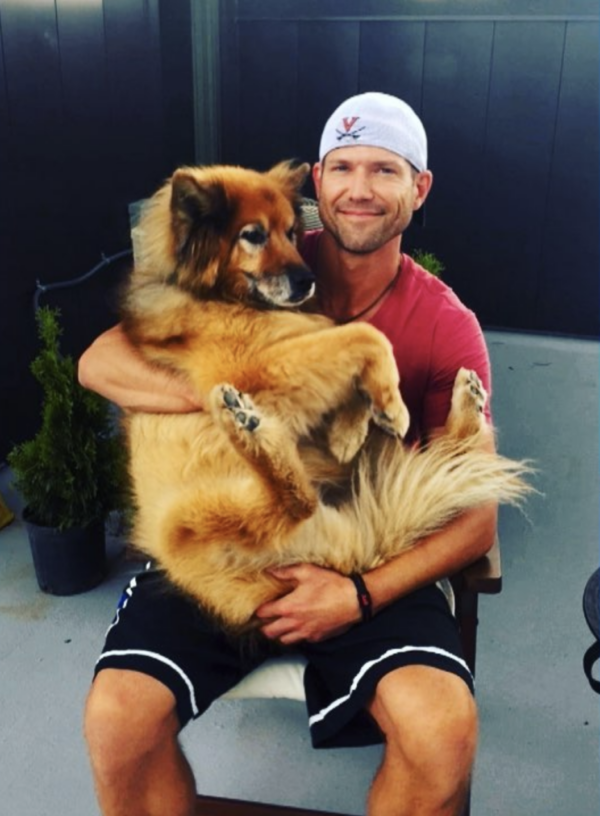 Le Dr Travis devient émotif lors d'un hommage à son chien de sauvetage senior
